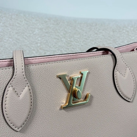 Authentic Pre-Owned Louis Vuitton Greige Grained Calfskin Lockme Shopper - Picture 8 of 16